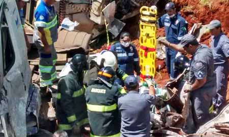 Motorista morre e outro fica em estado grave após carreta tombar em Assis
