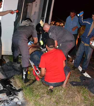 Carreta carregada de leite tomba na rodovia e deixa motorista ferido