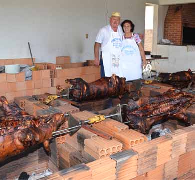 5º Porco no Rolete do Rotary Club é sucesso e arrecada dinheiro para compra de cadeiras de rodas