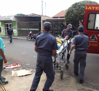 Motociclista se fere ao colidir em carro que saia de garagem