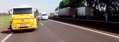 Caminhoneiros voltam a interditar a Raposo Tavares na região de Assis