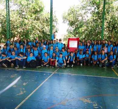 Alunos da Etec entregam alimentos arrecadados em gincana social