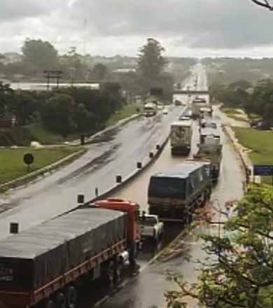 Chuva alaga Raposo Tavares e chega a interditar o trânsito em Assis