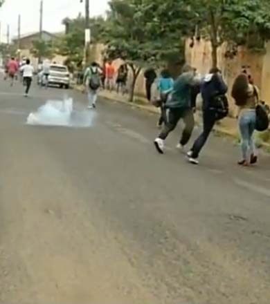 Alunos jogam bomba durante ato em apoio a professores estaduais em Assis