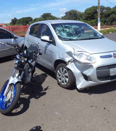 Motociclista colide cabeça em para-brisa de carro em acidente na Av. Galdino