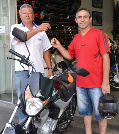 Robinho Motos e Peças muda de endereço e reinaugura entregando chave de moto