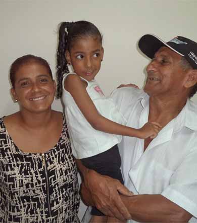 Mãe de menina com atrofia cerebral pede doação de cadeira de rodas especial