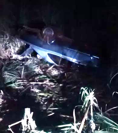 Homem de 58 anos morre após tentar ultrapassar moto e capotar carro