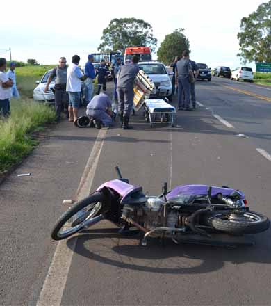 Biz é colidida na traseira por carro e motociclista é arremessada ao chão