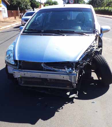 Carro é colidido por outro ao fazer conversão na Avenida Galdino
