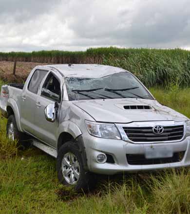 Água na pista faz Hilux de paraguaçuense perder controle e capotar