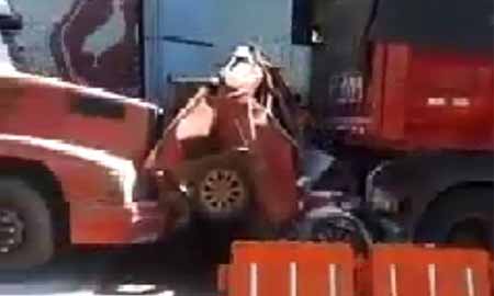 Motorista de carro fica entre ferros retorcidos ao ser prensado por caminhões no pedágio