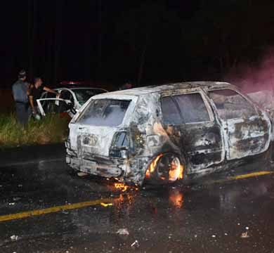 Homem mata mulher e durante fuga comete acidente que deixa PM em estado grave