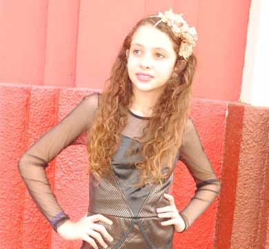 Camille posa para os flashes com a nova coleção do Planeta Kids