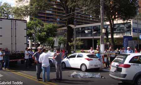 Mulher de 83 anos morre atropelada por caminhão no centro de Marília