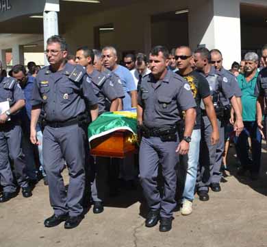 Com honras militares, corpo do Cabo PM Gomes é enterrado em Paraguaçu Paulista