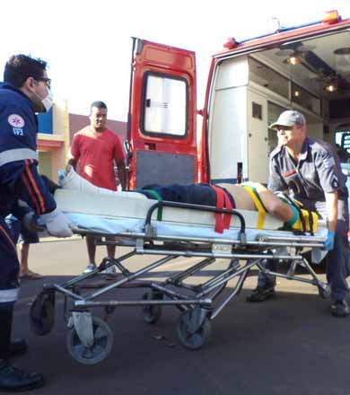 Quatro veículos se envolvem em acidente que deixa motociclista ferido