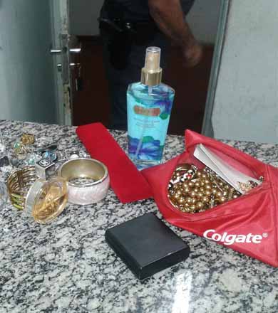 Jovem é preso com joias furtadas e PM encontra droga em sua residência