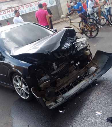 Carro fica com a frente destruída ao ser ‘fechado’ por outro na Murilo Macedo