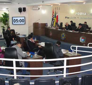 Câmara aprova projeto que equipara salário de profissionais da saúde