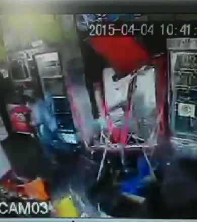 VÍDEO: Durante manutenção, freezer de loja de conveniência explode e causa susto