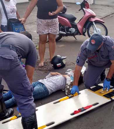 Motociclistas colidem em cruzamento de ruas da Vila Nova