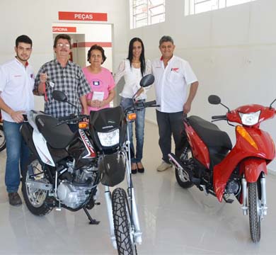 Motos sorteadas em Show de Prêmios são entregues aos ganhadores