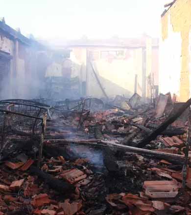 Incêndio destrói loja de roupas no centro de cidade da região