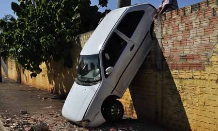 Carro atravessa muro de estacionamento e cai em calçada em Ourinhos