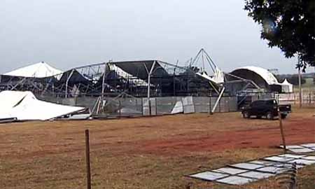 Vendaval destelha estrutura do recinto de exposições em Rancharia