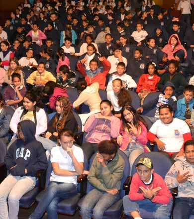 Prefeitura e Rotaract lotam o teatro municipal de Paraguaçu para palestra do Maio Amarelo