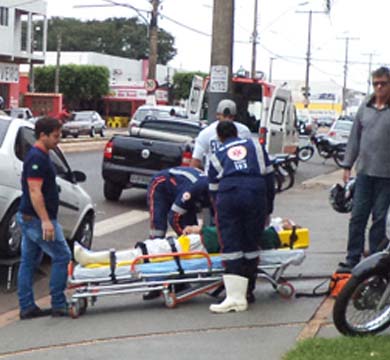 Motociclista fica ferido ao desviar de veículos na Av. Siqueira Campos