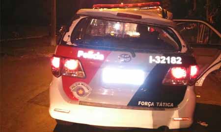Viatura da Polícia Militar capota durante perseguição em Assis