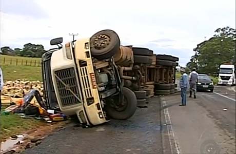Caminhoneiro fica ferido após caminhão tombar na Manílio Gobbi