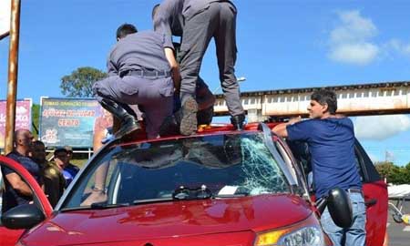 Motociclista colide com carro e para no teto do veículo em Tupã