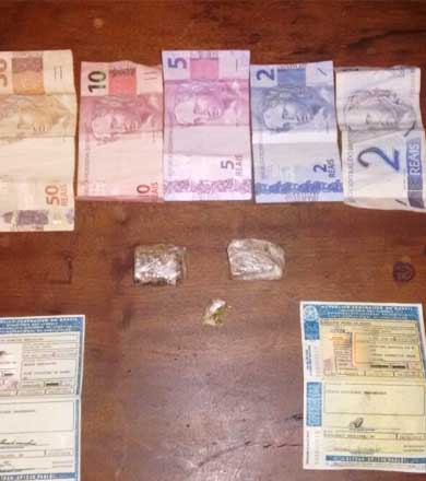 Jovem é flagrado vendendo droga e acaba atrás das grades
