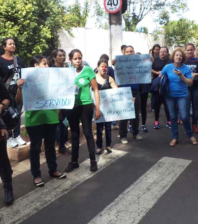 Servidores municipais de Paraguaçu fazem manifestação após corte de abono
