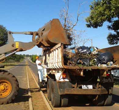 Prossegue limpeza pontual da cidade para concluir mutirão contra a dengue em Paraguaçu