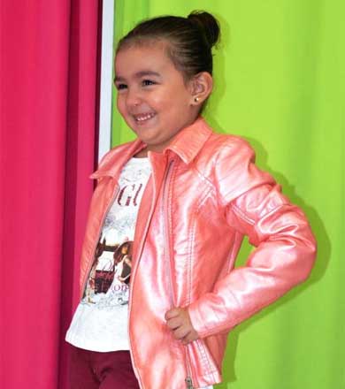 Gabrielly ficou toda charmosa com as novidades da Baby Modas