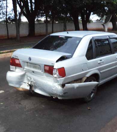 Quatro carros se envolvem em engavetamento em frente à escola Cene