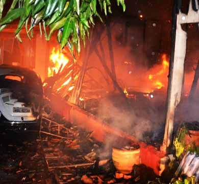 Mulher morre carbonizada e homem fica em estado grave em incêndio no centro de Paraguaçu