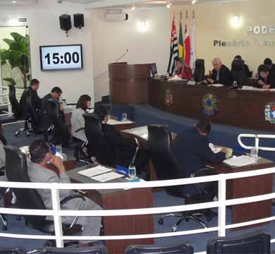 Vereadores pedem informações ao Prefeito Municipal, à CDHU e a reitor de instituto de educação