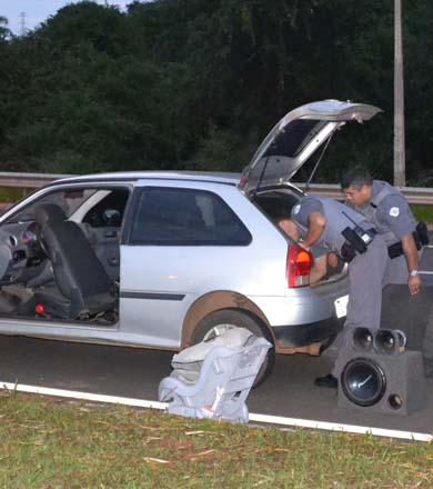 Arma de fogo é encontrada em carro e passageiro acaba preso