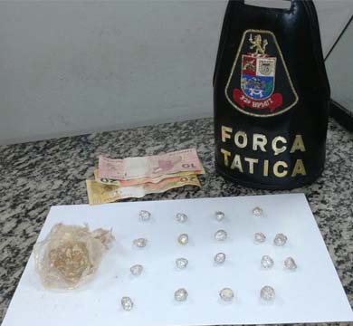 Rapaz e adolescente são flagrados com pedras de crack em ferro velho