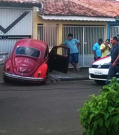 Motorista perde controle da direção e colide carro em portão de residência