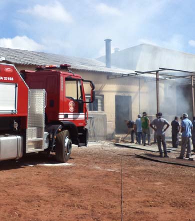 Sobrecarga de energia causa princípio de incêndio em fábrica em Paraguaçu Paulista