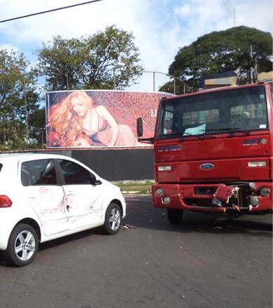Carro e caminhão colidem na rotatória das avenidas Paraguaçu e Galdino