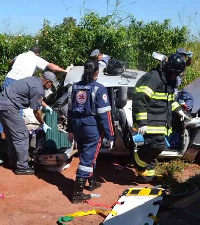 Idosa morre após se envolver em colisão entre carro e carreta