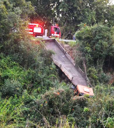 Motorista perde controle da direção e carreta cai em ribanceira próximo a Pargauaçu