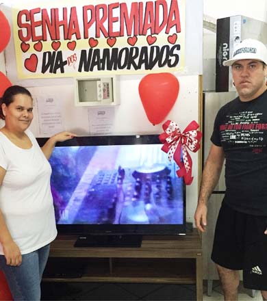Casal desvenda senha premiada e ganha TV 50” da Kombat Center
